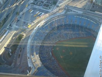 Vue du stade depuis le plancher de glasse de la CN tower